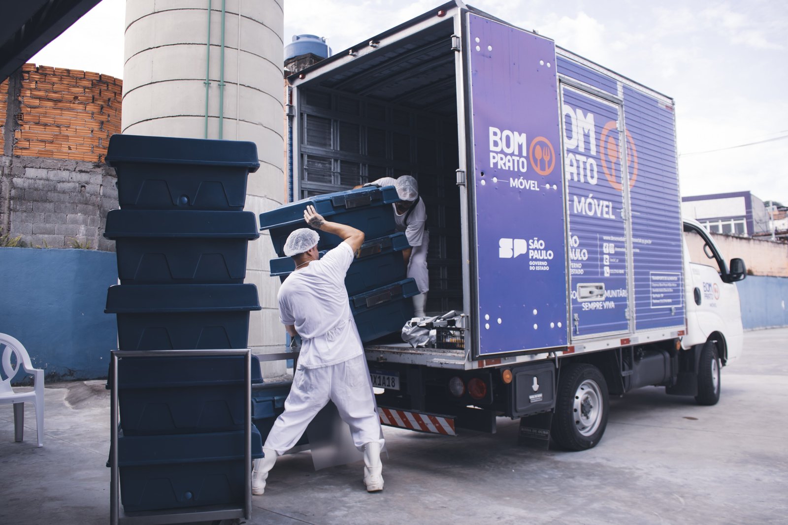 Marmitas sendo colocadas no Bom Prato móvel