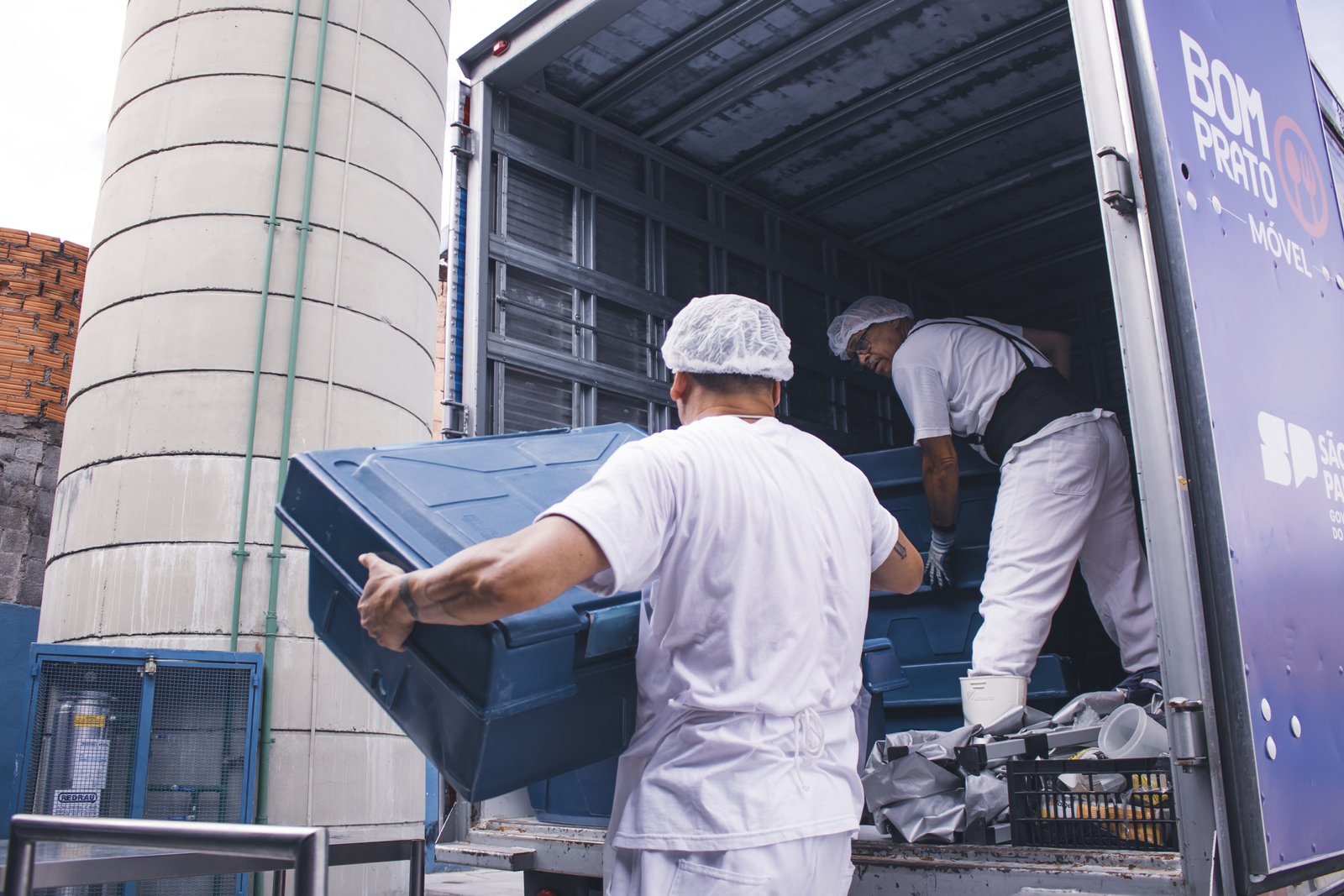Marmitas sendo colocadas no Bom Prato móvel