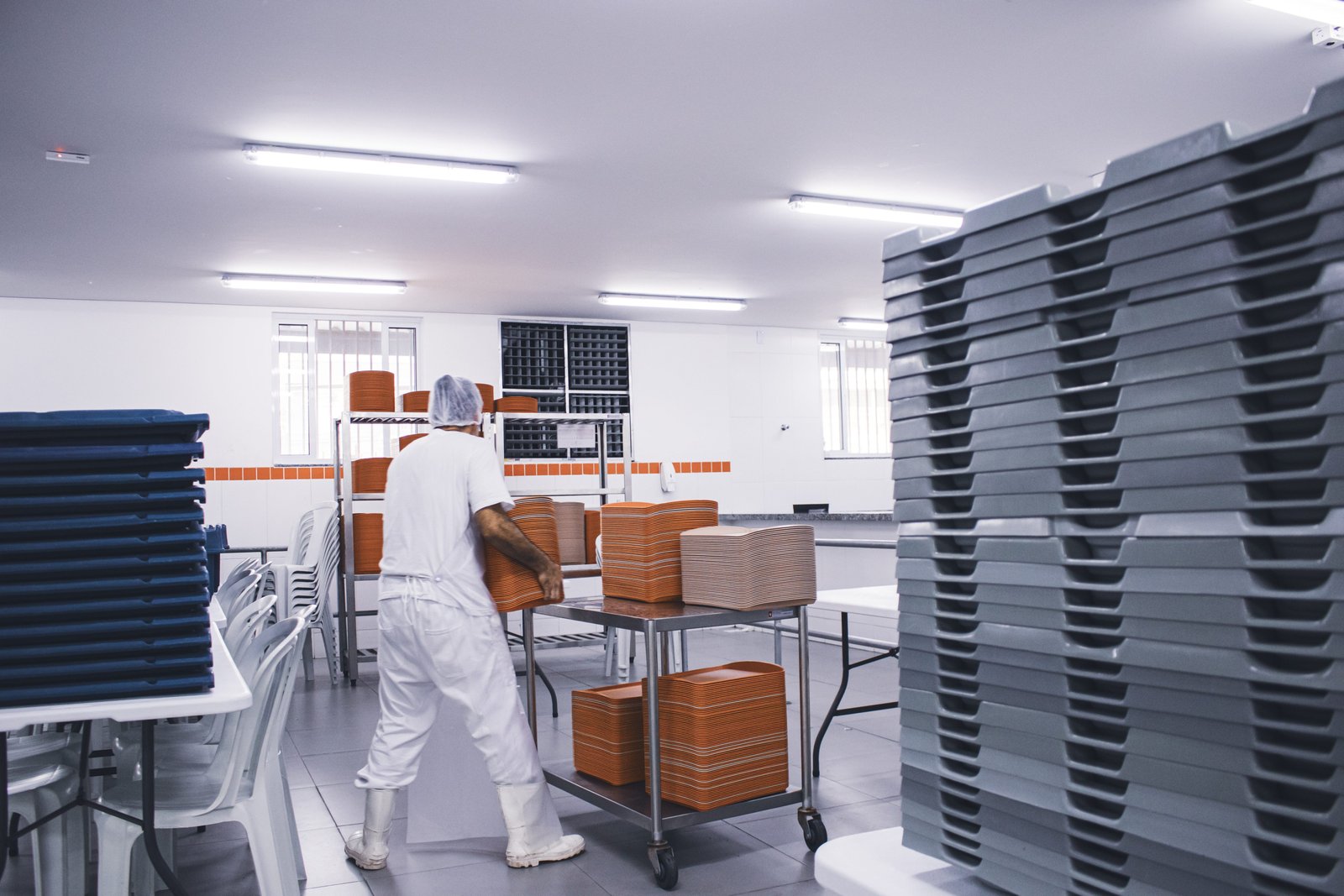 Organização de bandejas para almoço no Bom Prato