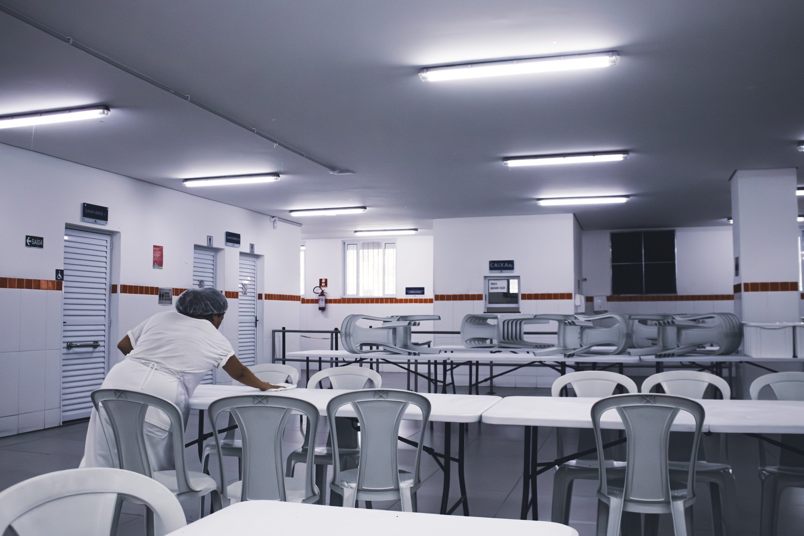 Limpeza e organização de mesas para almoço no Bom Prato.