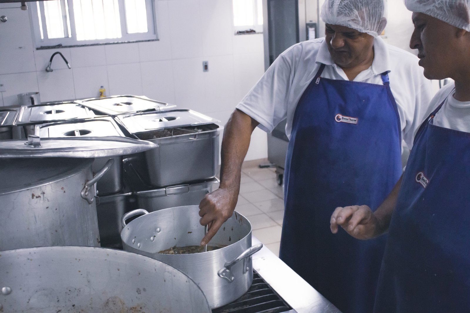 Últimos preparos para o almoço no Bom Prato