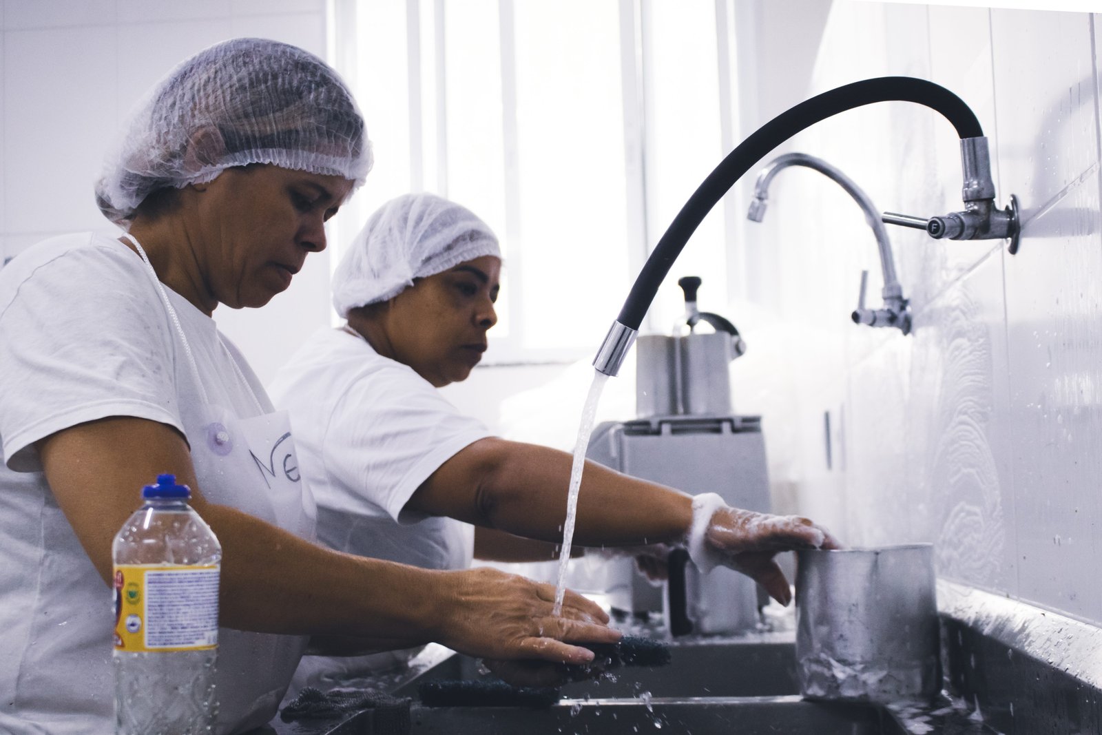 Lavando louça usada pra preparar a comida no Bom Prato