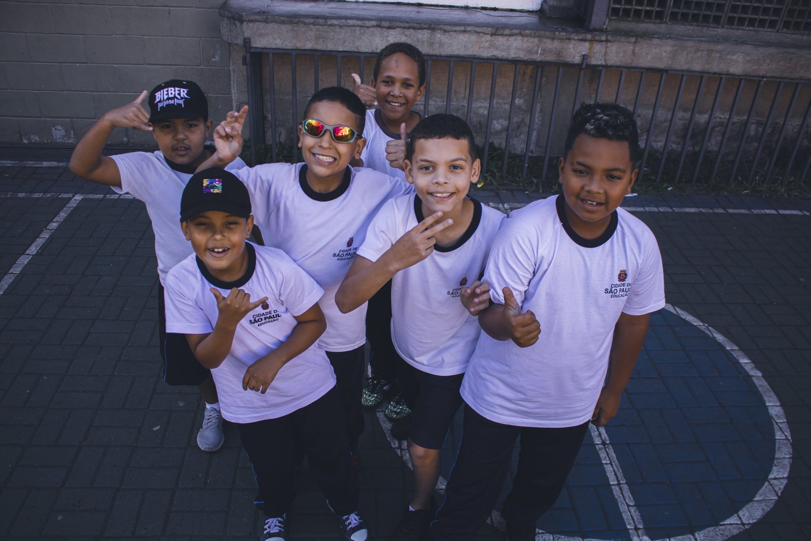 Crianças posando para foto