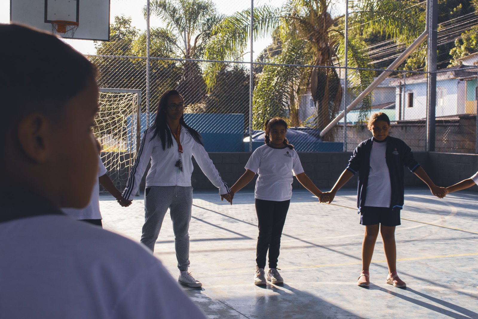 Aula de educação física na quadra
