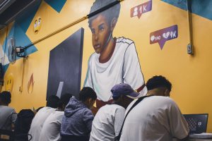 Na sala de informática e em outras dependências em EMEF de Parelheiros, estudantes convivem com paredes grafitadas por artistas da região (foto Pedro Salvador)