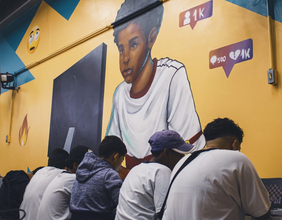 Na sala de informática e em outras dependências em EMEF de Parelheiros, estudantes convivem com paredes grafitadas por artistas da região (foto Pedro Salvador)