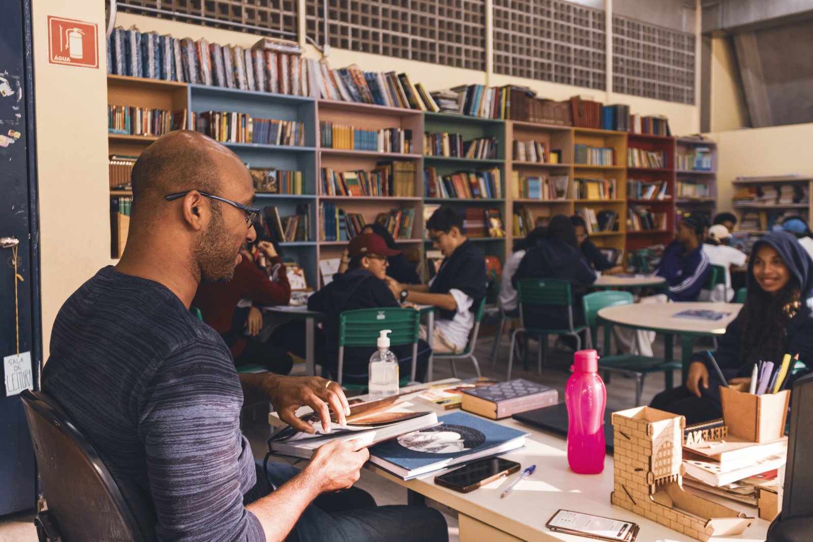 Renato Marques de Brito, 40, mora em Embu Guaçu, é professor de inglês e da sala de leitura - ambiente que proporciona o acesso a livros e que deixa estudantes com maior liberdade