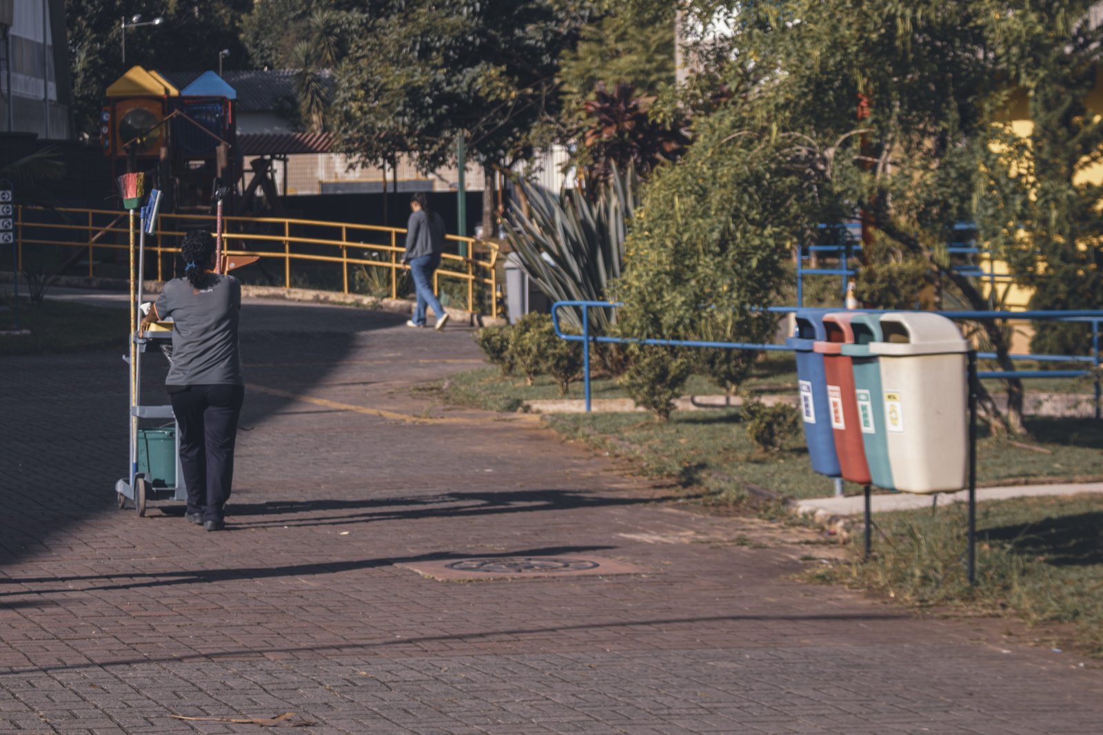 E a "tia da limpeza" garante ordem do lado de fora