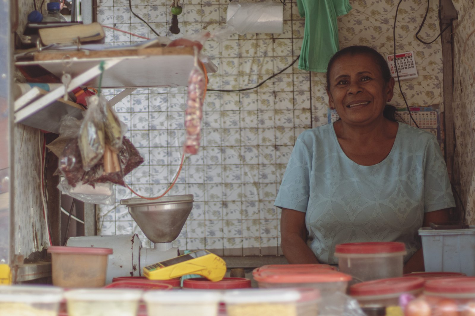 Luzia Ferreira da Silva, 56, tem uma barraca de temperos há 20 anos no Jardim Varginha (Extremo Sul) e é reconhecida no bairro pelos produtos