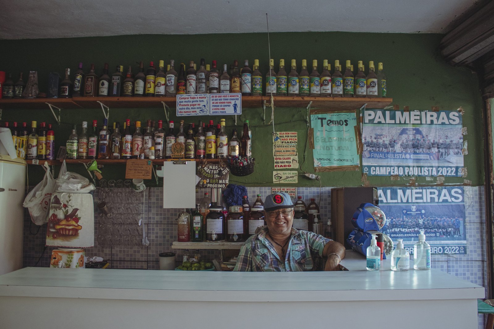 Ele é aposentado mas gosta de manter o bar pois é um passatempo, conversa com pessoas, não fica o tempo todo em casa.