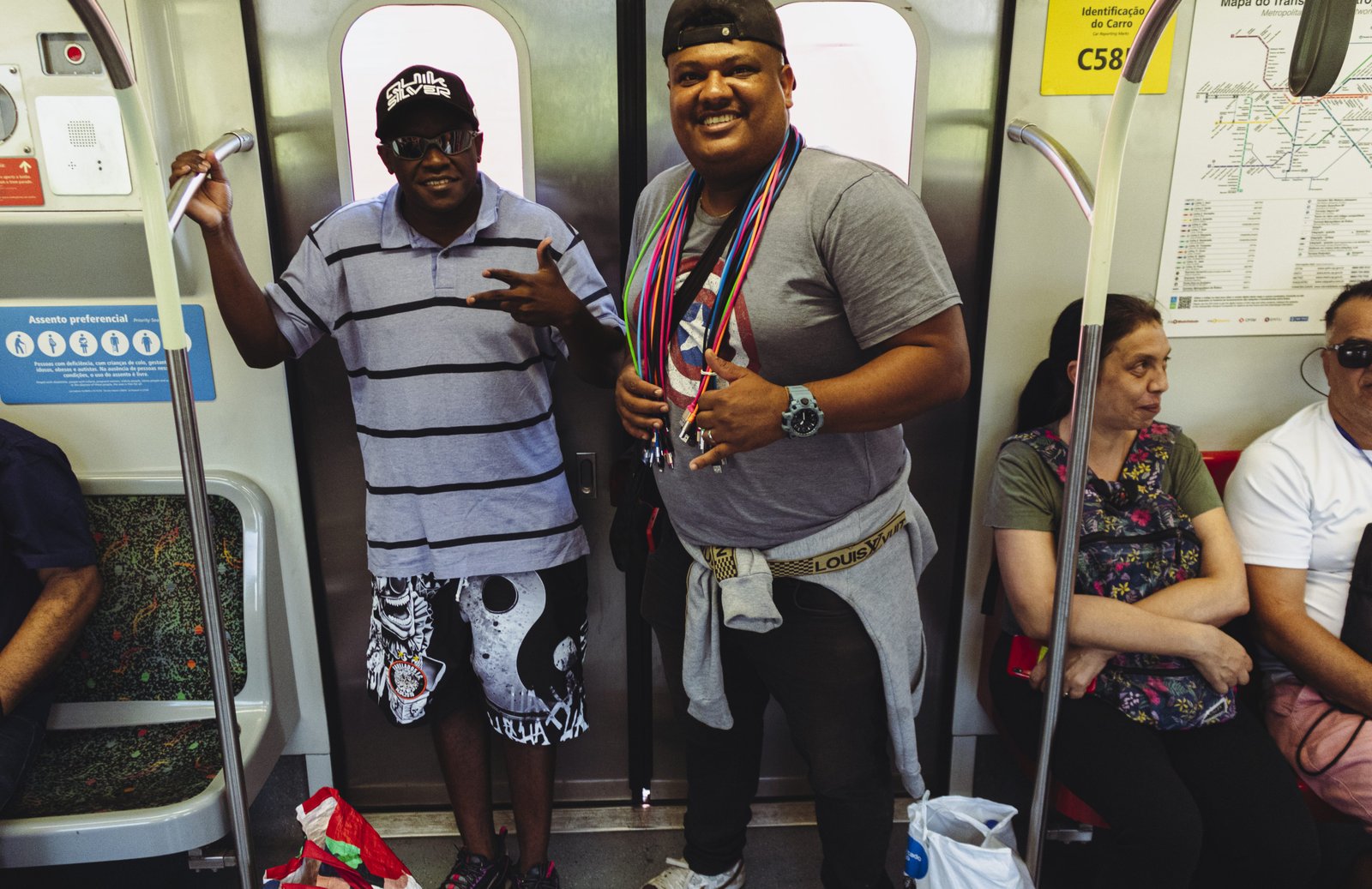 Ao lado de Mauricio (direita), André da Conceição diz que começou a vender balas no trem em 2016, após problemas com drogas