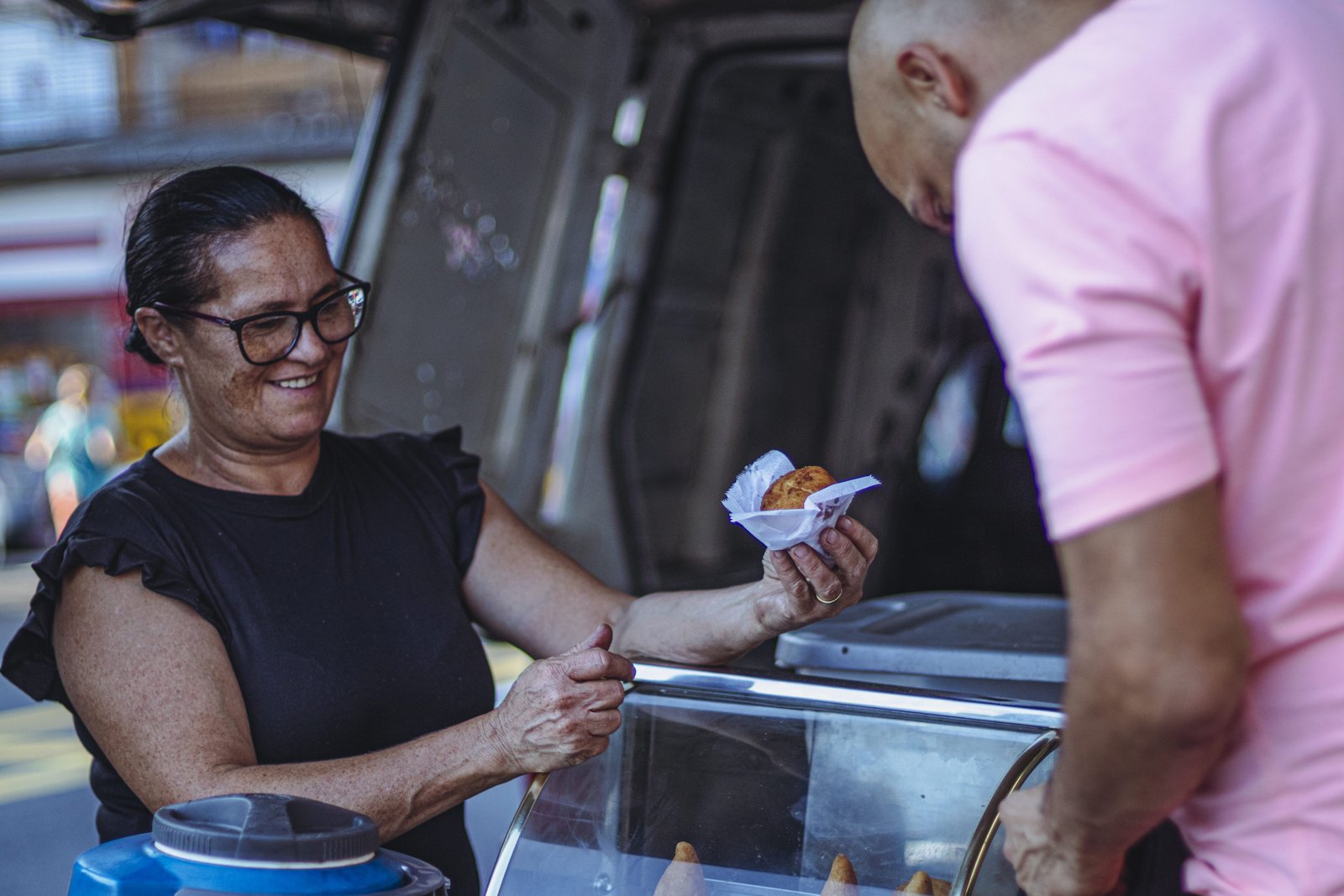 Com morte do marido, ela se dedica à pequena mercearia e também vende salgados na rua nos fins de semana