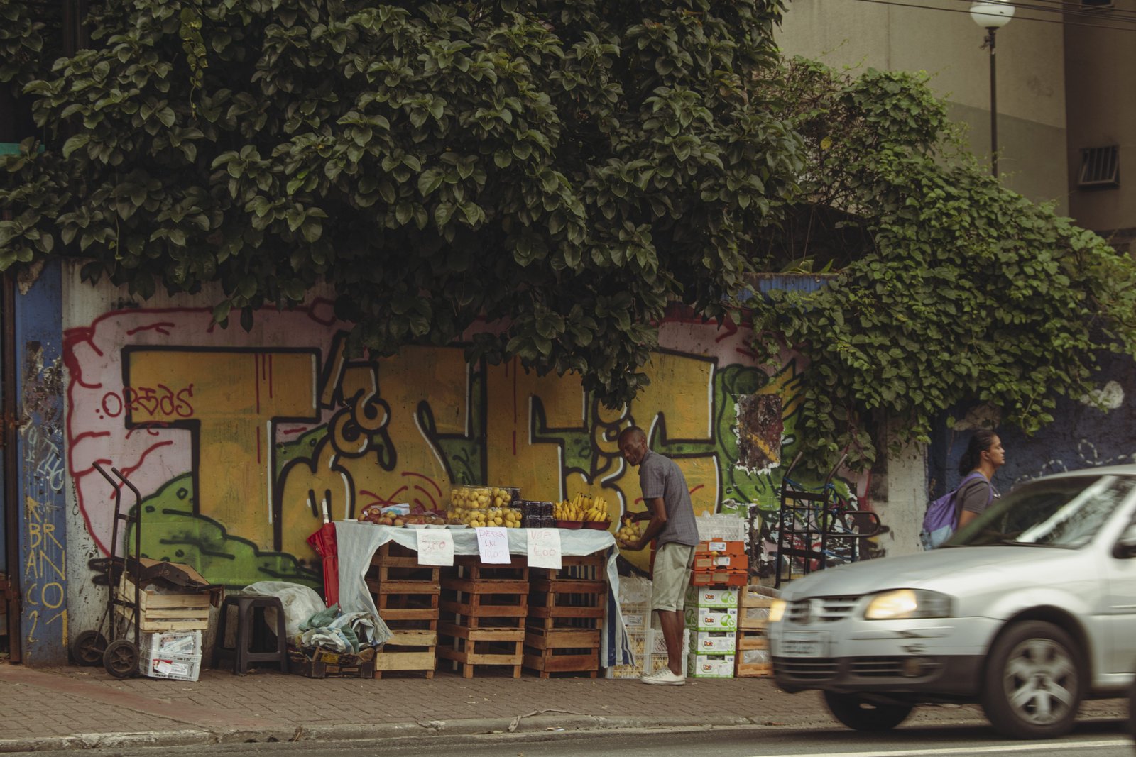 Próximo ao Terminal Grajaú (Extremo Sul de São Paulo), barraquinha comercializa frutas a passantes