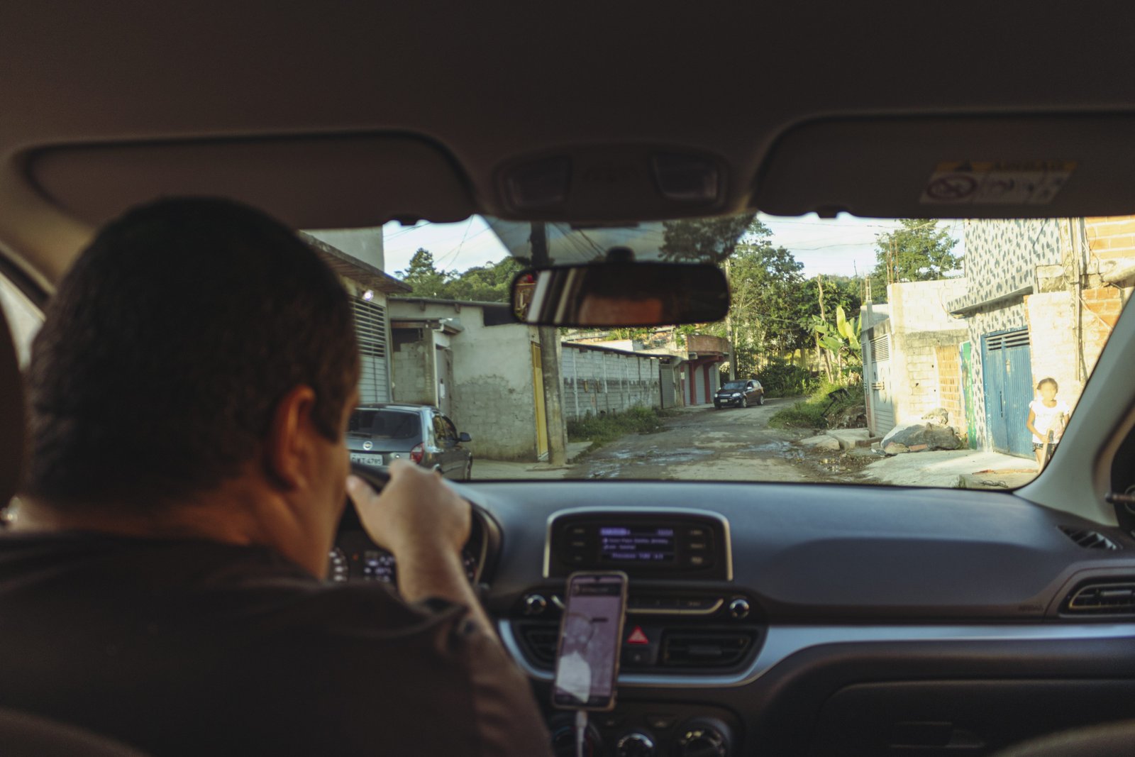 Ele era coordenador administrativo, mas foi mandado embora e faz uber até arranjar um trabalho fixo