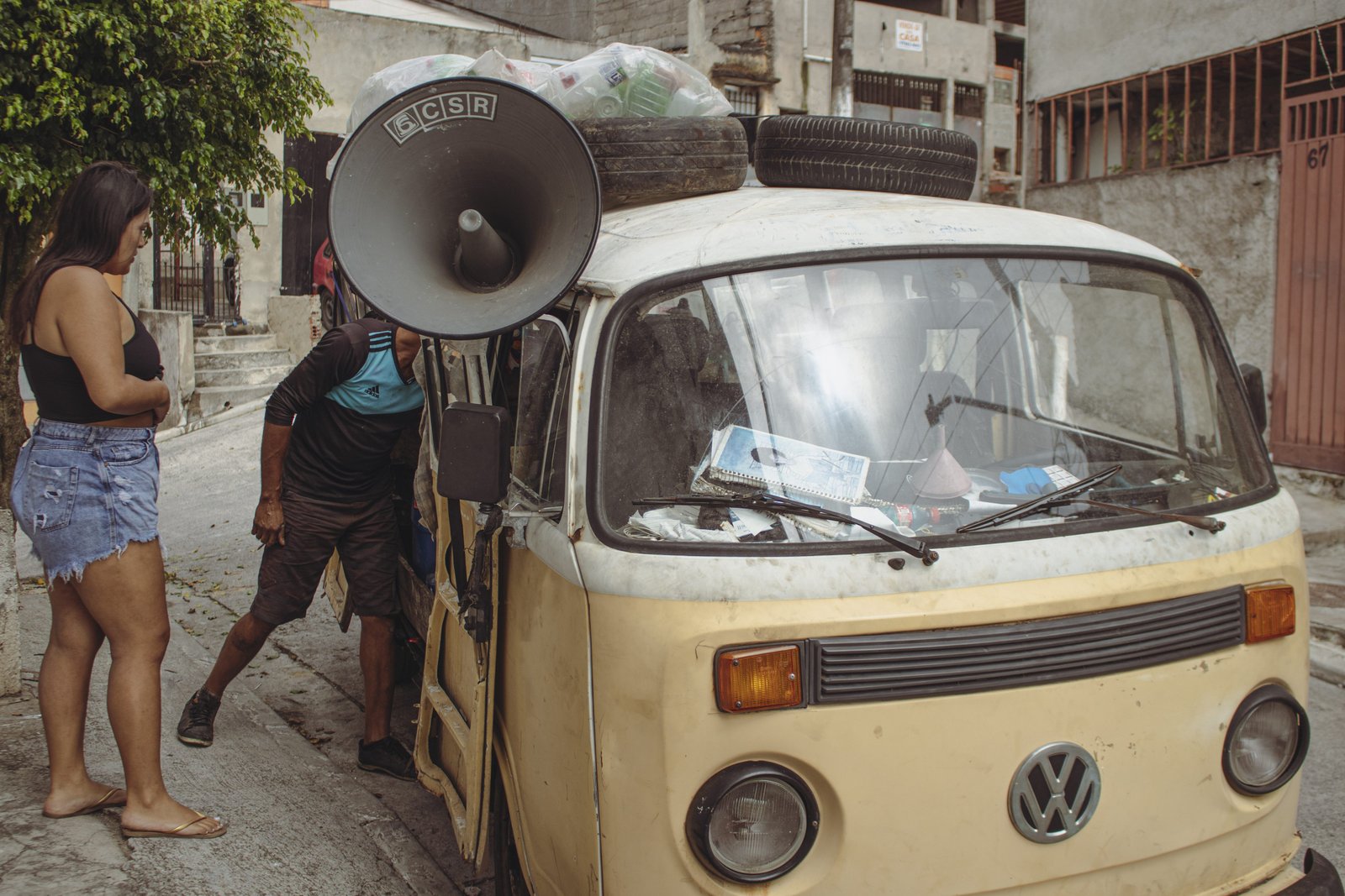 Pelas ruas da quebrada, também é comum se deparar com o carro dos produtos de limpeza, como esse que circula pelo Jardim Sabiá (Extremo Sul)