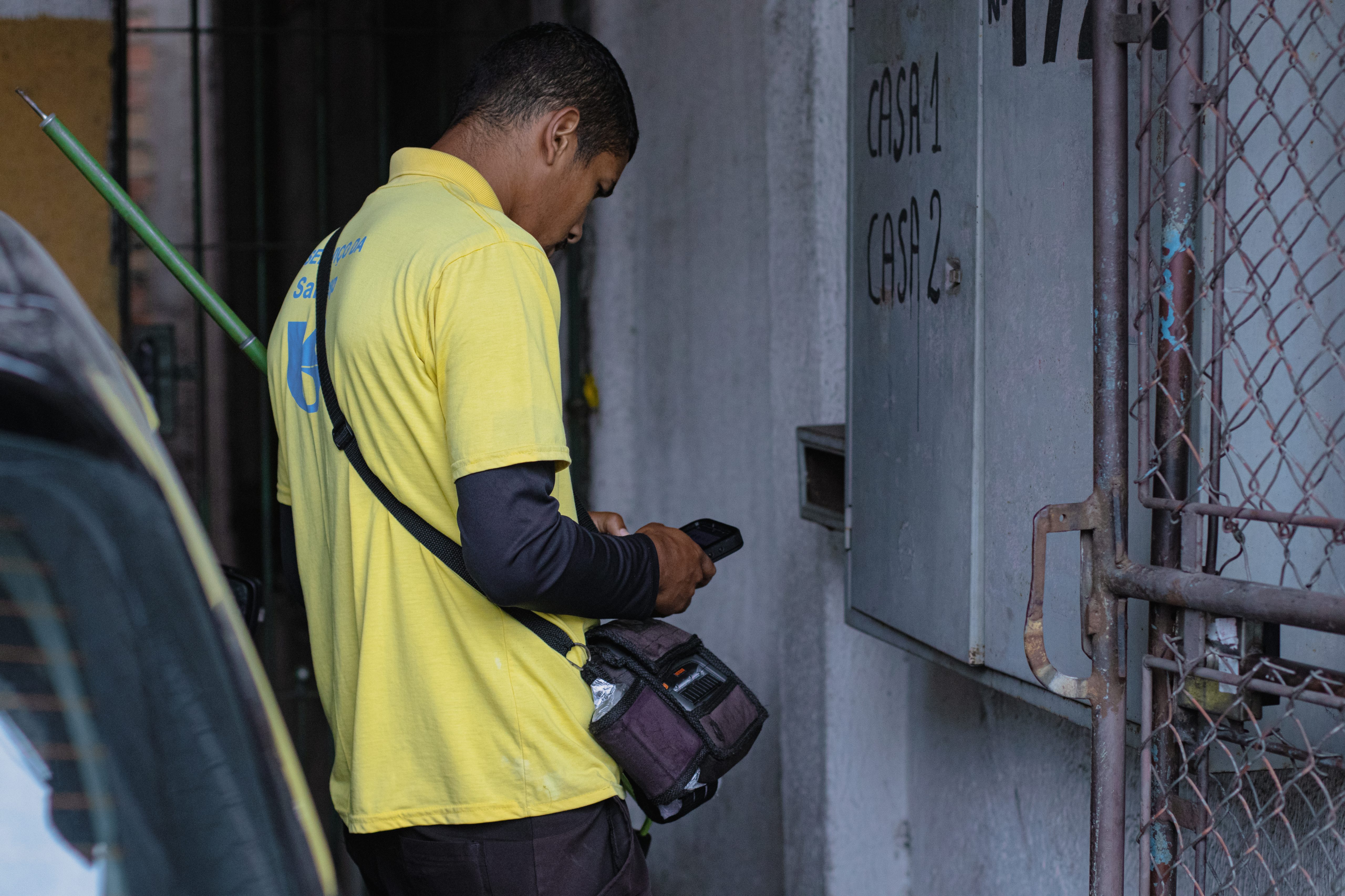 Funcionário a serviço da Sabesp faz leitura de água em residência no Grajaú