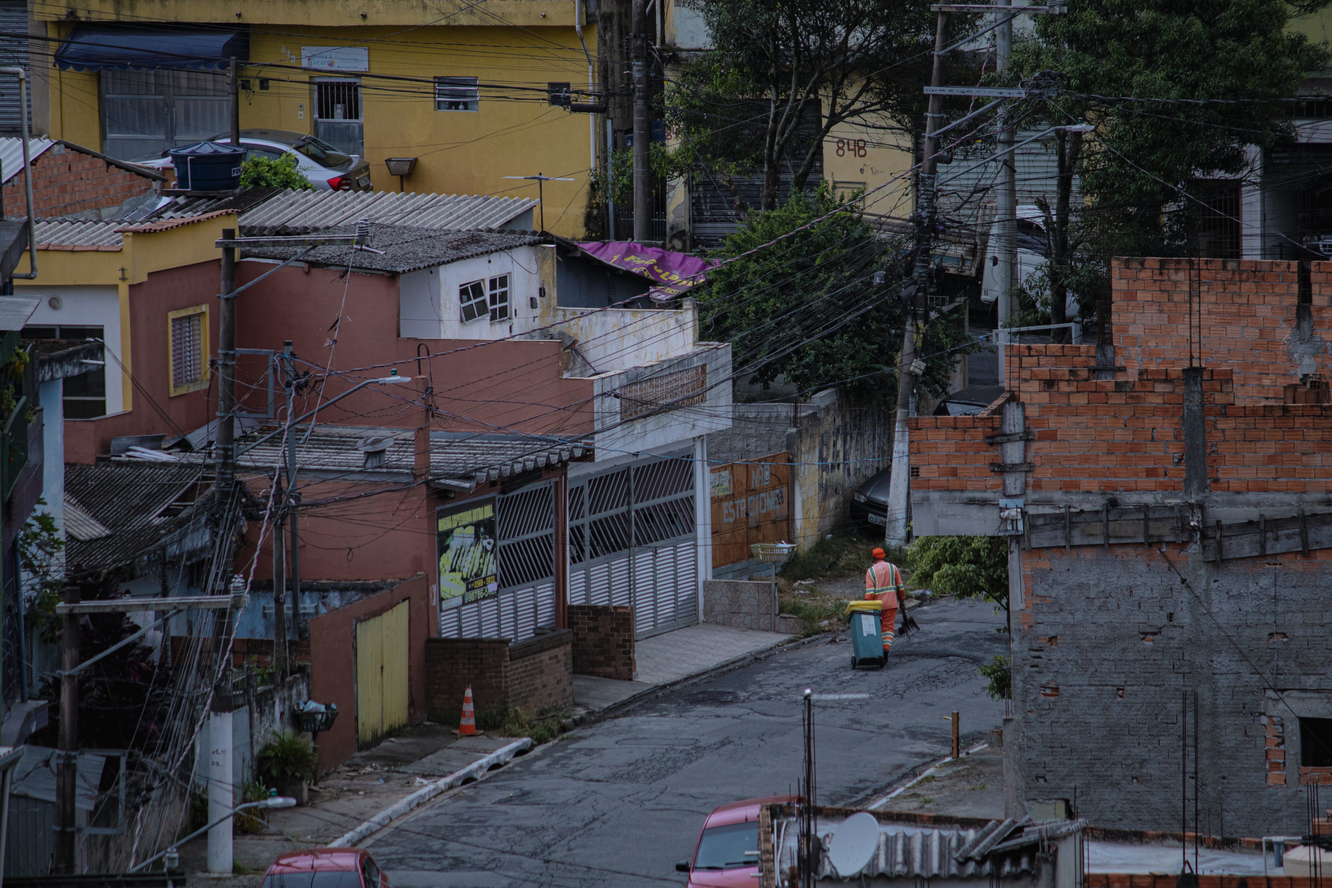 Gari faz varrição em rua do Parque Grajaú, Extremo Sul de São Paulo