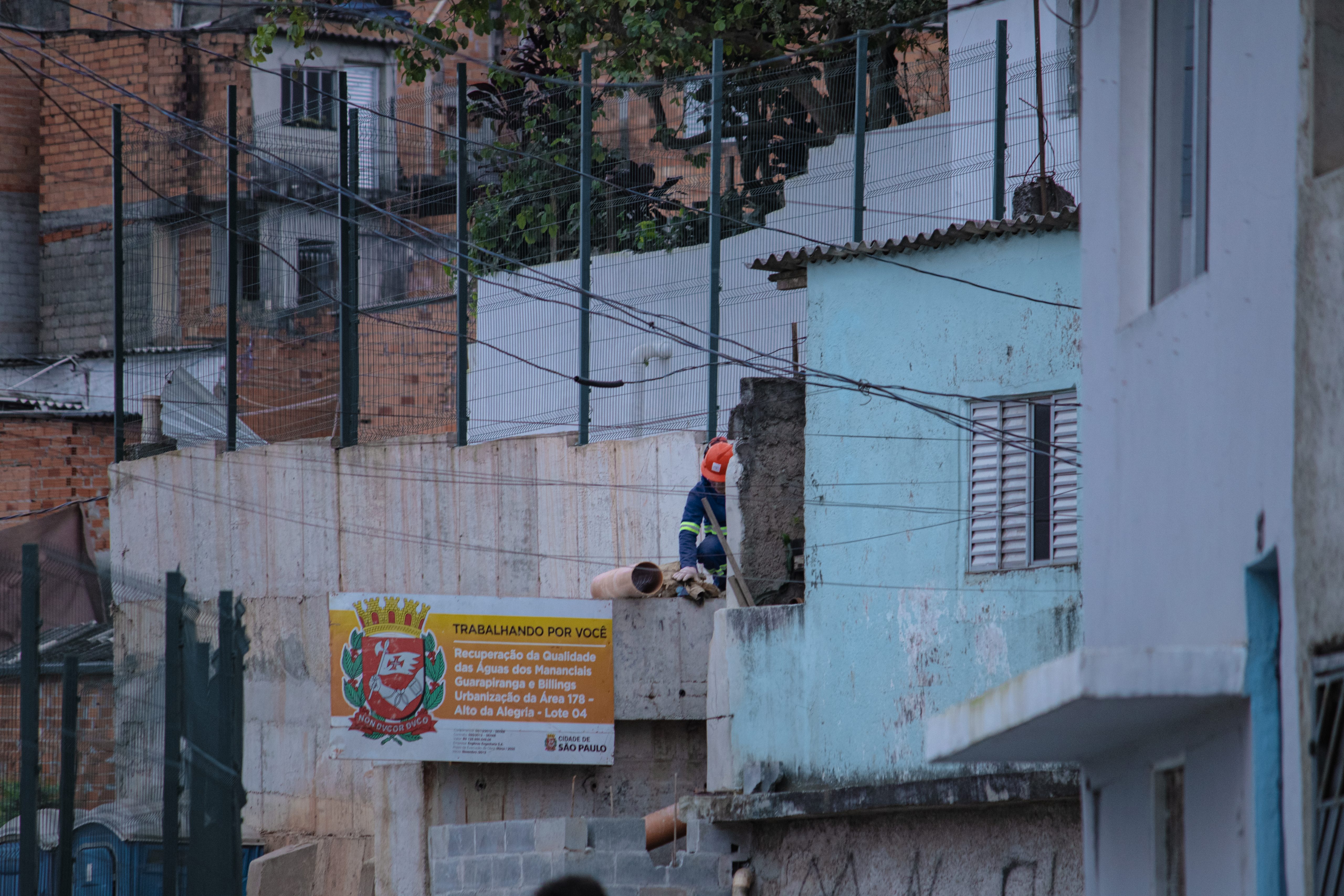 Trabalhador em obra na favela Alto da Alegria, Extremo Sul de SP