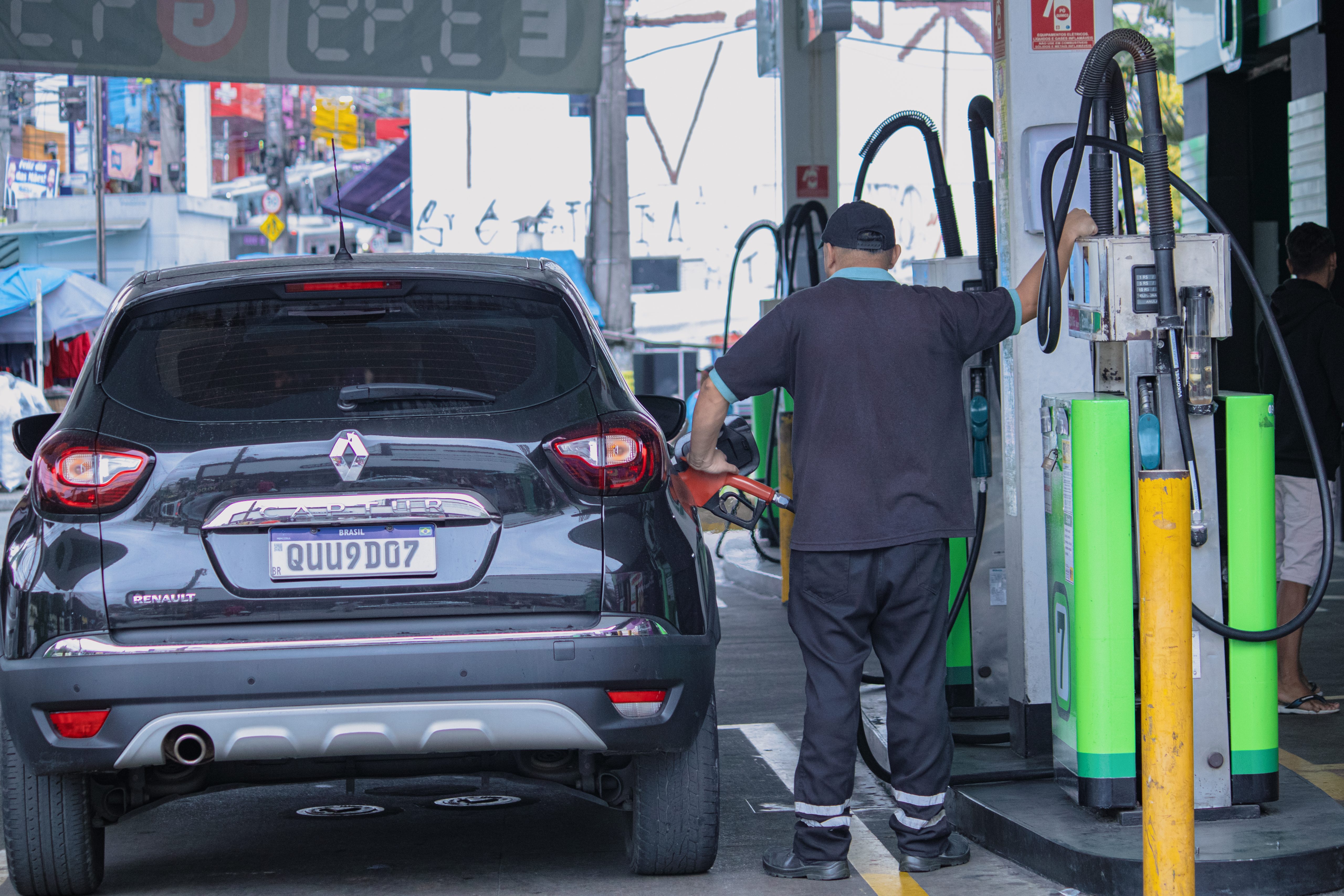 Frentista abastece veículo em posto de combustível, na zona Sul de São Paulo