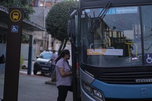 Motorista prepara viagem em ponto final da linha Cantinho do Céu - Shopping Interlagos