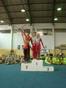 Júlia (de laranja, à esquerda) e Juliana (de vermelho, à direita), ocupam topo do pódio