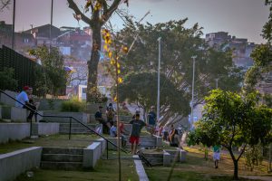 Crianças brincam no Parque Linear Cantinho do Céu, Grajaú, Extremo Sul de São Paulo (foto: Vitori Jumapili)