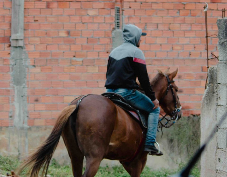 Pessoa montada em cavalo, Vila Marcelo, Parelheiros.