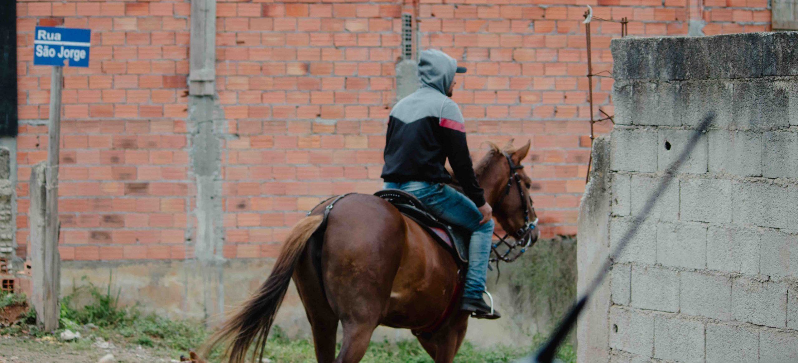 Pessoa montada em cavalo, Vila Marcelo, Parelheiros.