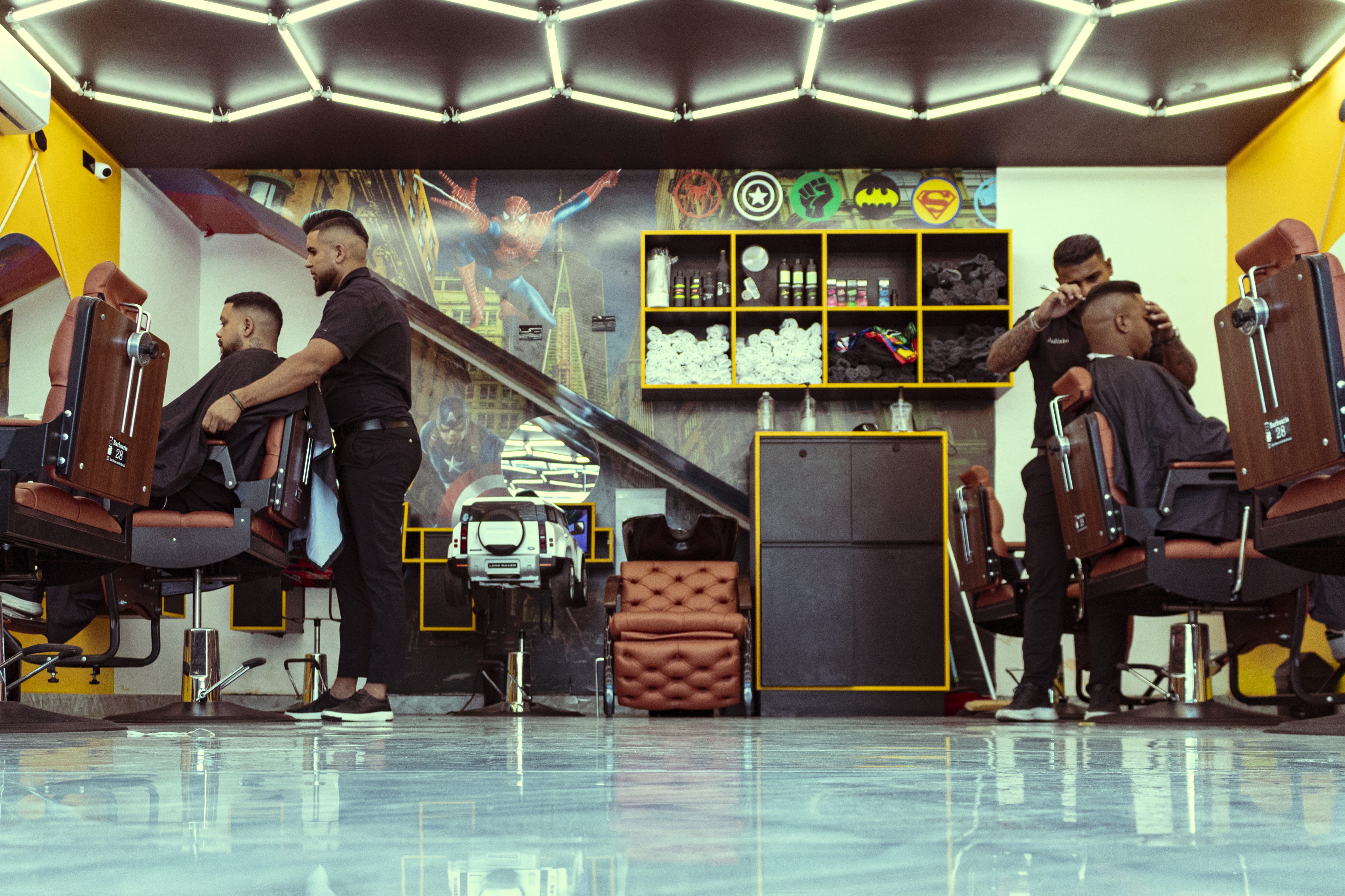 Decoração vintage e voltada para crianças na Barbearia 28 (foto Pedro Salvador)