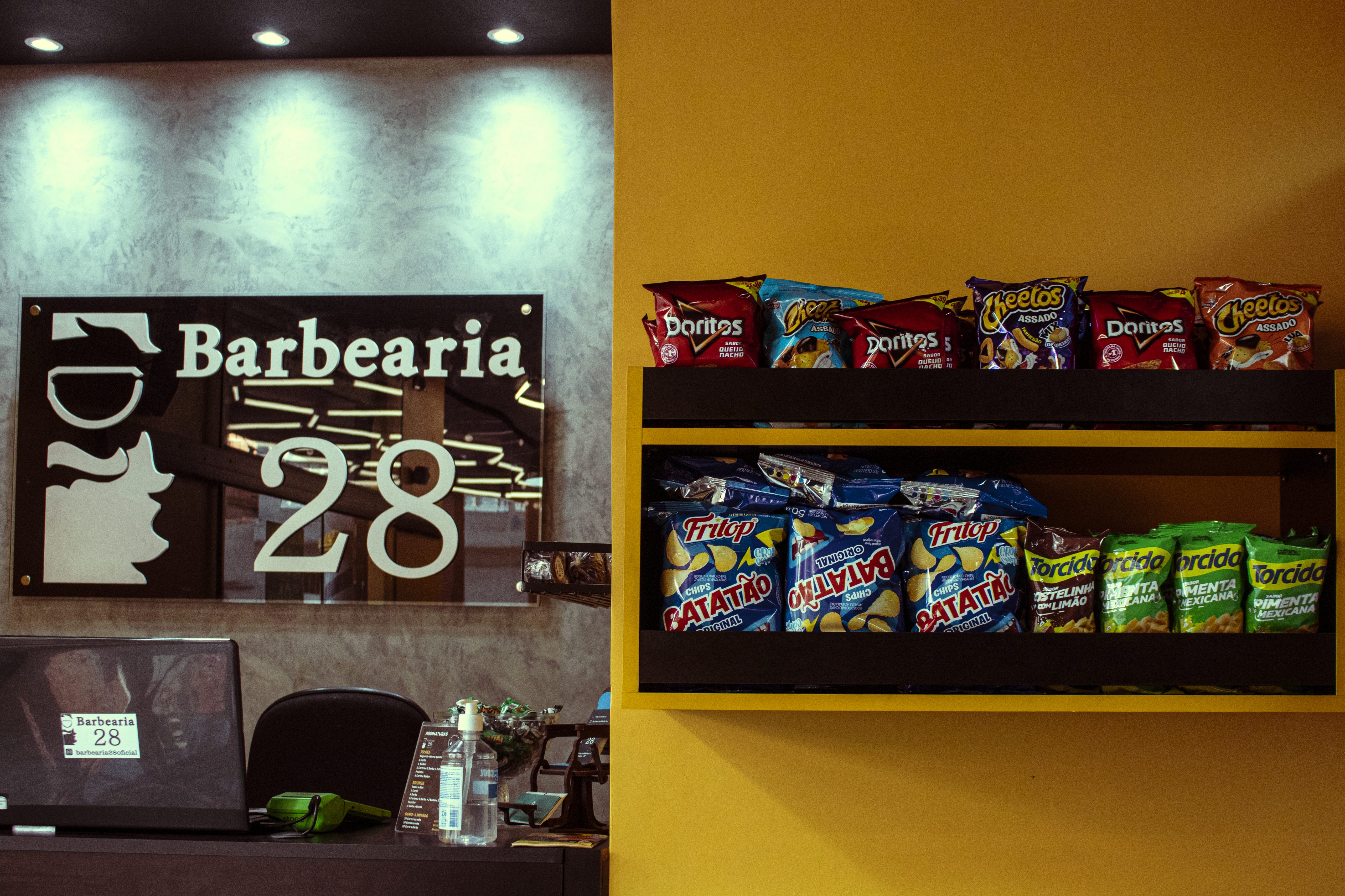 Sala de espera na Barbearia 28, no Grajaú (foto: Pedro Salvador)