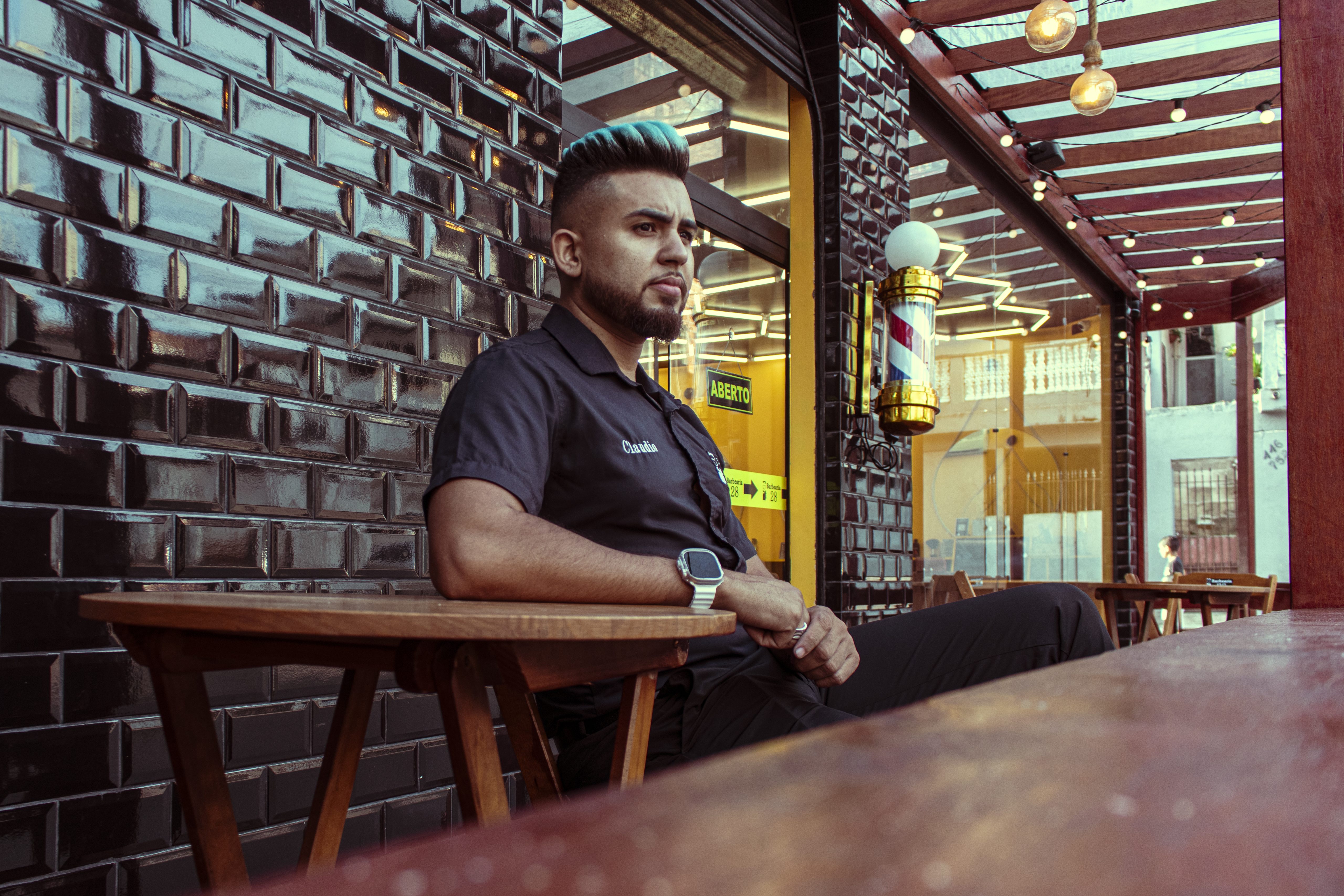 Claudinho, proprietário da Barbearia 28, no Grajaú (foto: Pedro Salvador)