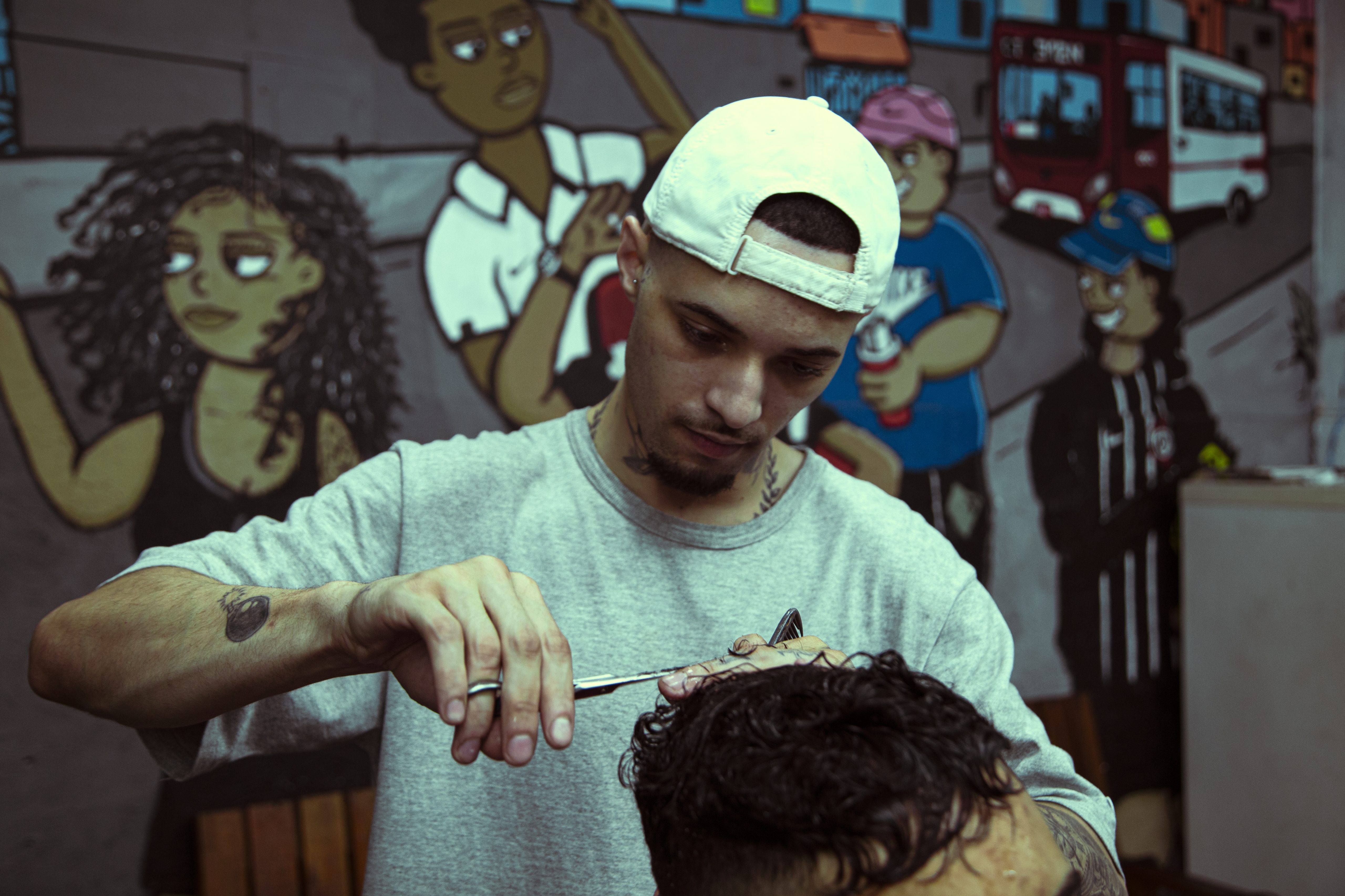 Drigo, criador da galeria Mema Fita, na Cidade Tiradentes (foto: Pedro Salvador)