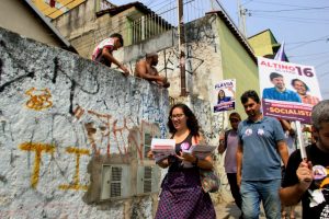 Professora Flávia (PSTU), em ação com candidato à Prefeitura Altino Prazeres