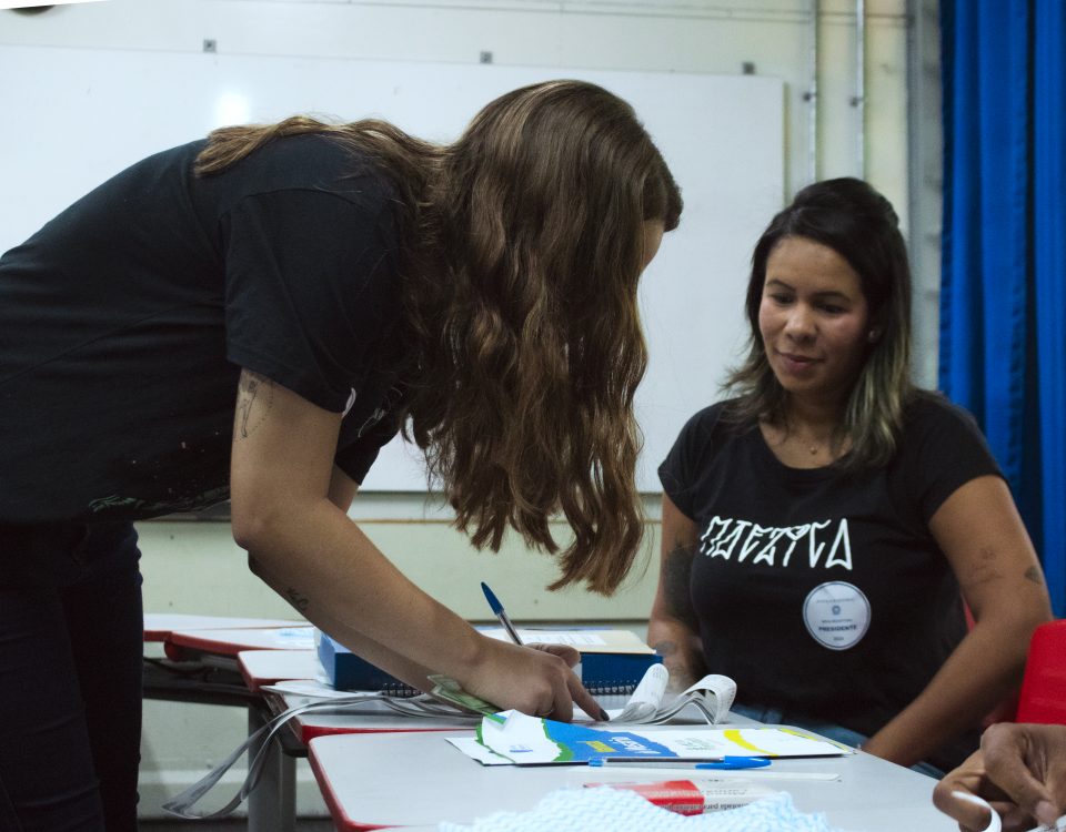Thamiris atende eleitora durante votação no primeiro turno em São Paulo (foto Pedro Salvador)