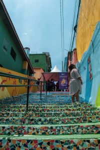 Pessoa observa fotos estampadas em azulejos no primeiro Escadão Galeria do Jardim Ibirapuera (foto Vitori Jumapili)