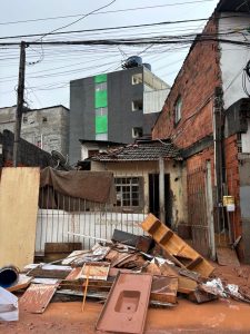 Cenário de destruição na rua do Espaço Clariô, em Taboão da Serra