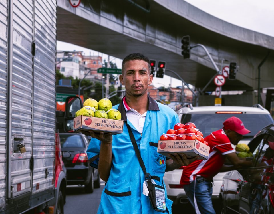 Marcos trabalha de segunda a sexta e seu dia de trabalho começa às 10h e termina entre 17h e 18h