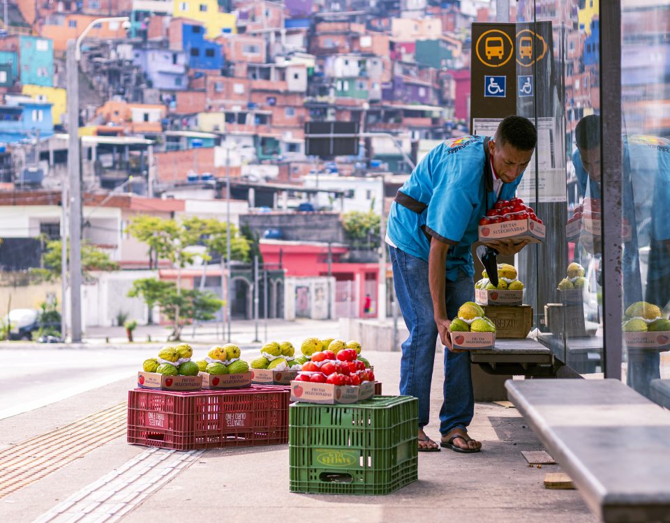 Apesar de ficar muitas horas exposto ao calor e correr o risco de tomar chuva, o vendedor não tem práticas de proteção e cuidado pessoal para se proteger das adversidades do clima.