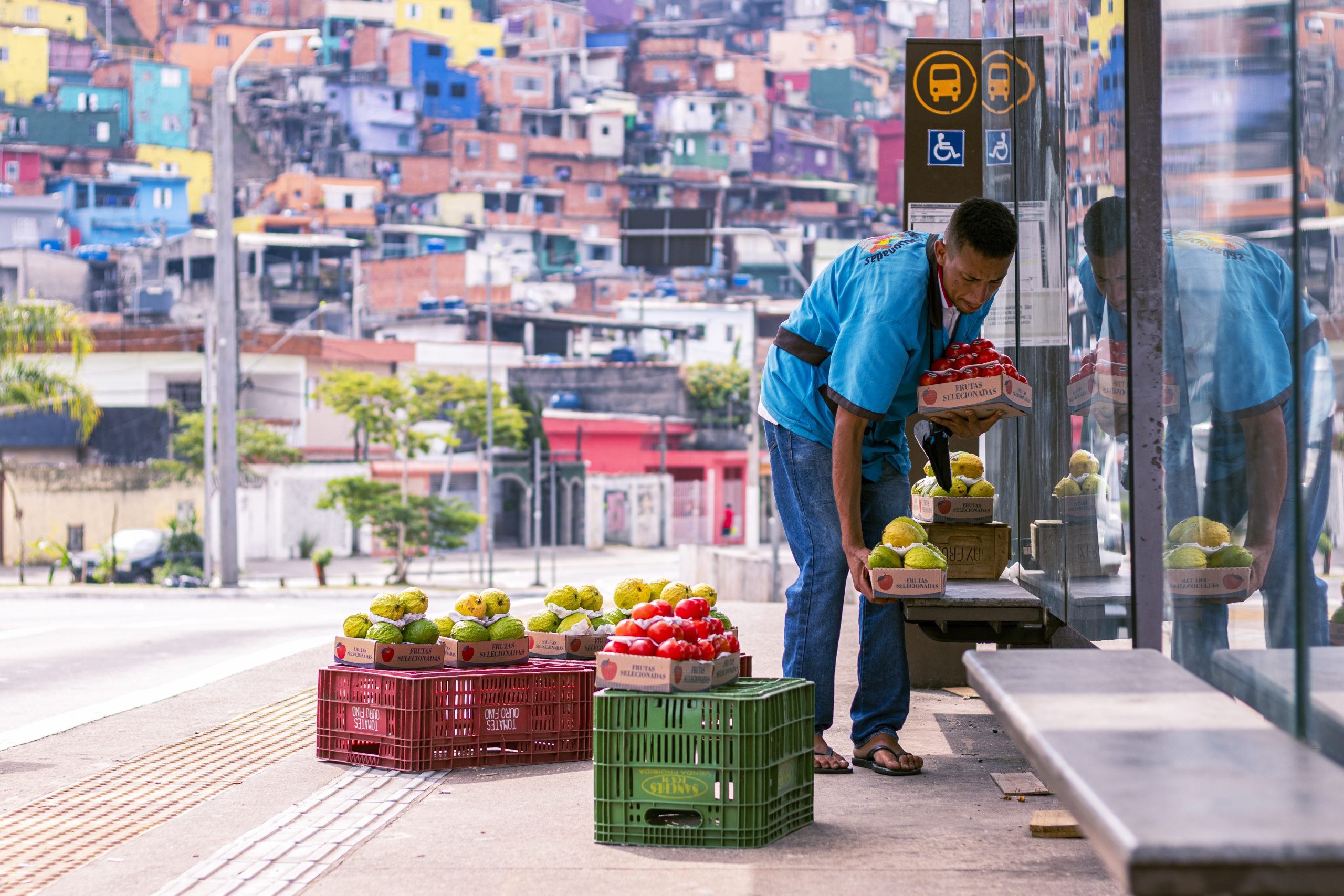 Apesar de ficar muitas horas exposto ao calor e correr o risco de tomar chuva, o vendedor não tem práticas de proteção e cuidado pessoal para se proteger das adversidades do clima.