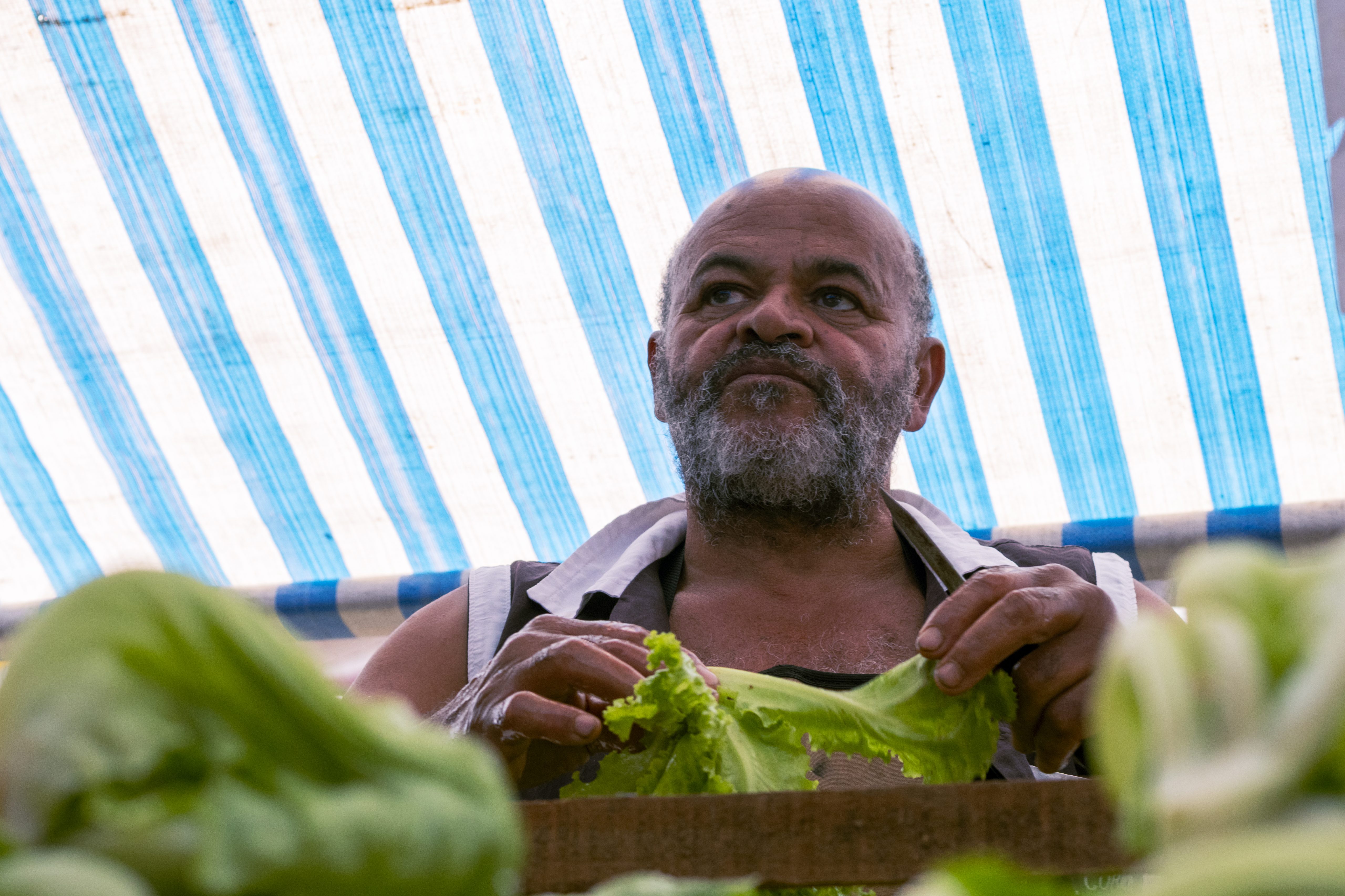 Nos dias de feira sua alimentação varia: às vezes compra marmita, às vezes compra pastel da feira, mas quando está muito calor, ele geralmente não consegue comer durante o dia