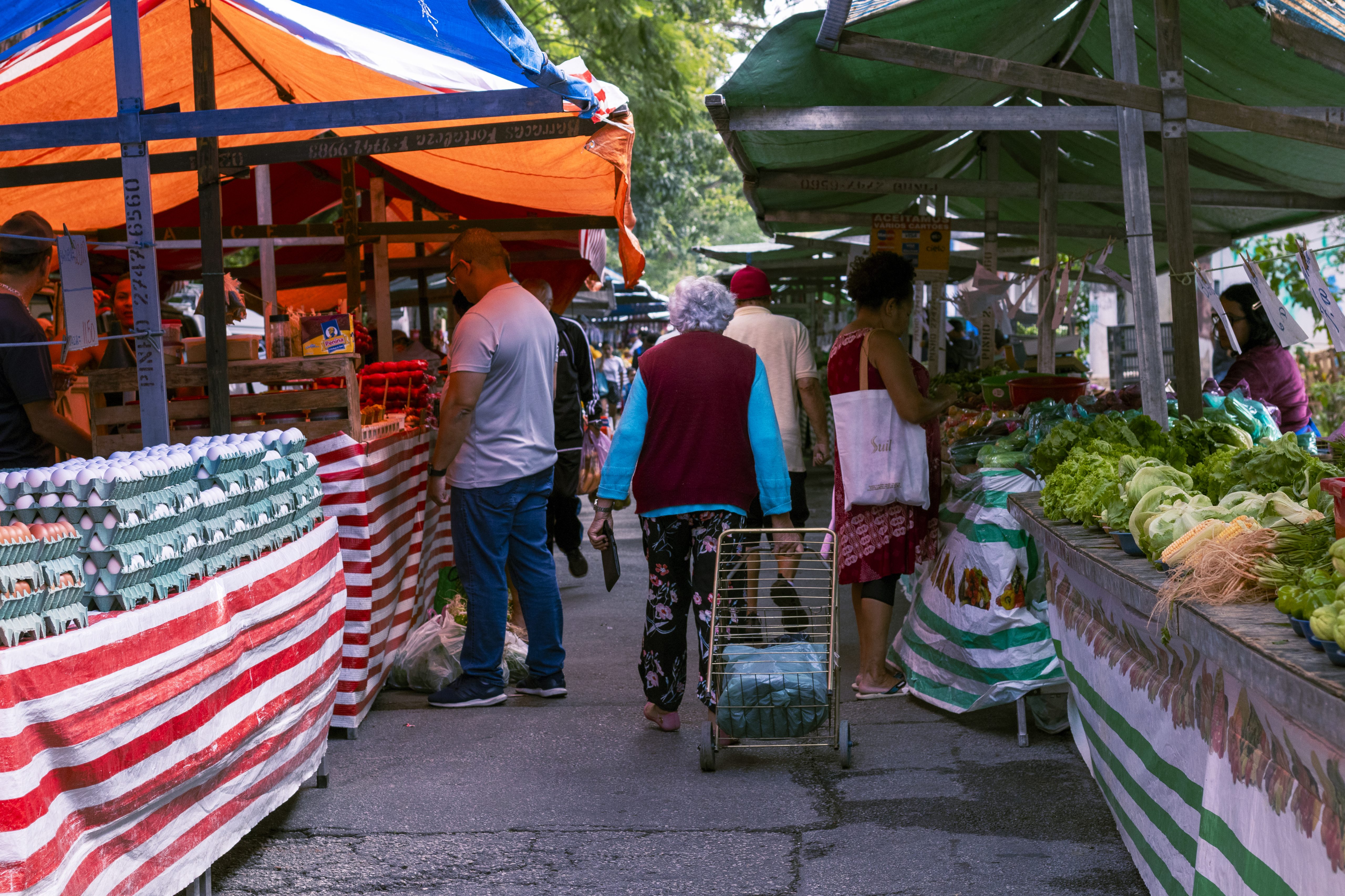 Nos dias que tem feira, trabalha de 10 a 12 horas, das 05h da manhã até as 15h ou 17h.