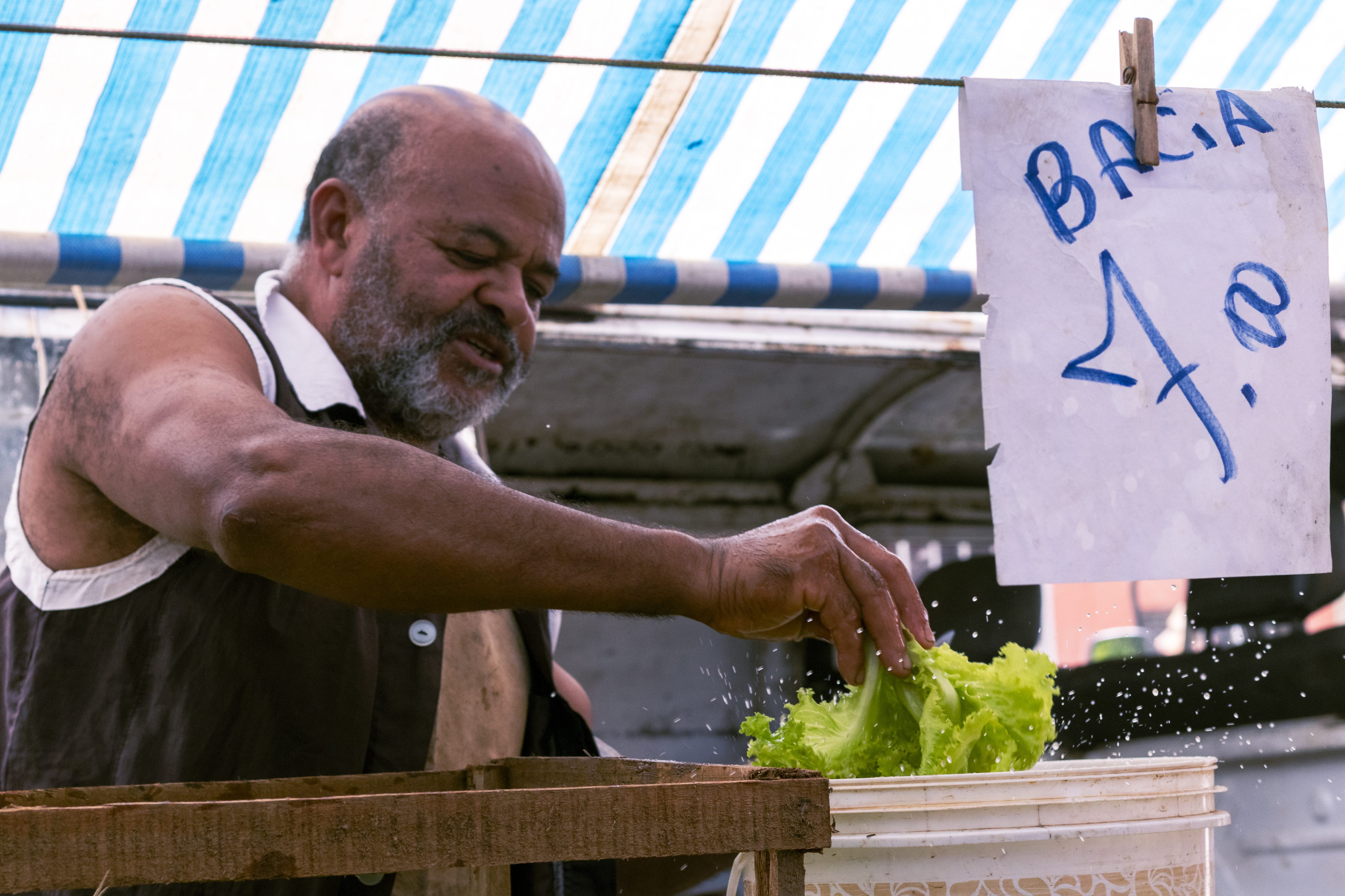 Sebastião trabalha todos os dias da semana. Nos dias em que não faz feira, cuida da roça e prepara os alimentos para o ofício