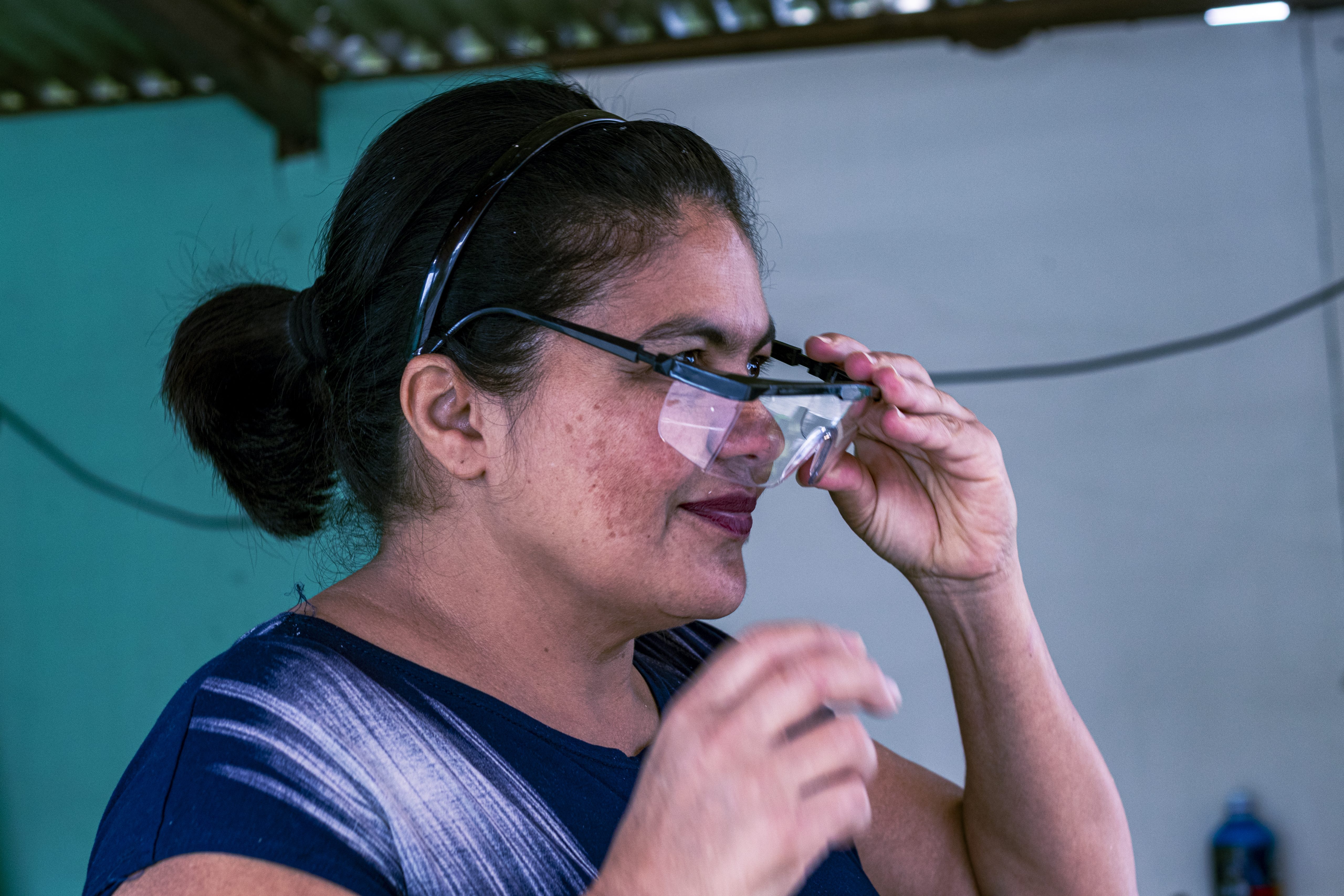 Ela se hidrata com a água que traz de casa, mas não tem pausa para jantar. A alimentação fica por conta do que compra ali perto.