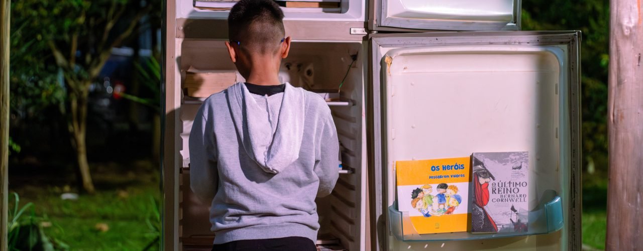 Paulo Rian na Geloteca Comunitária (foto Vitori Jumapili)