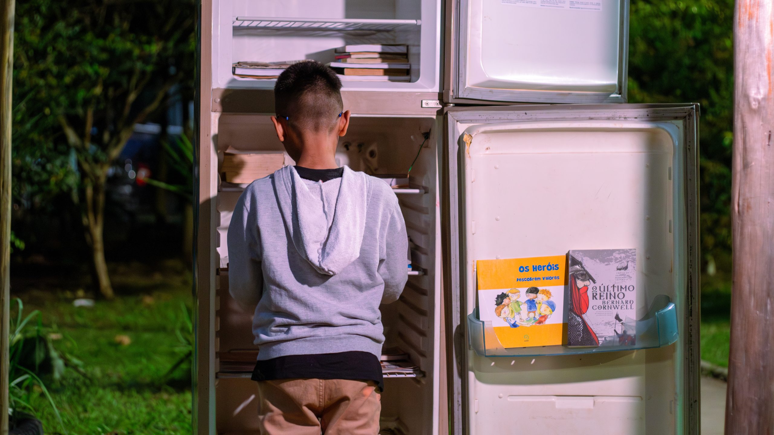 Paulo Rian na Geloteca Comunitária (foto Vitori Jumapili)
