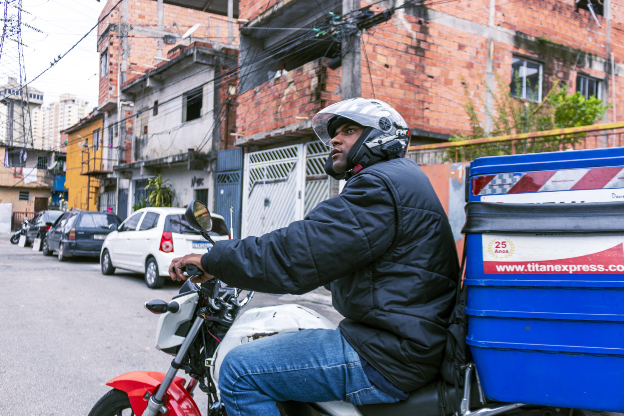 Ele nota mais poluição, dificuldade de ver nuvens e diferença no ar entre áreas verdes (como São Bernardo e Santo André) e o centro de SP (Paulista, Jardins).