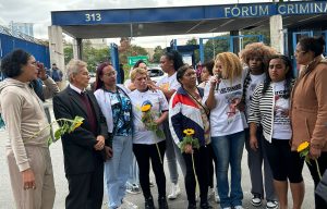 Sandra de Jesus em ato no Fórum Criminal da Barra Funda (foto INNPD)