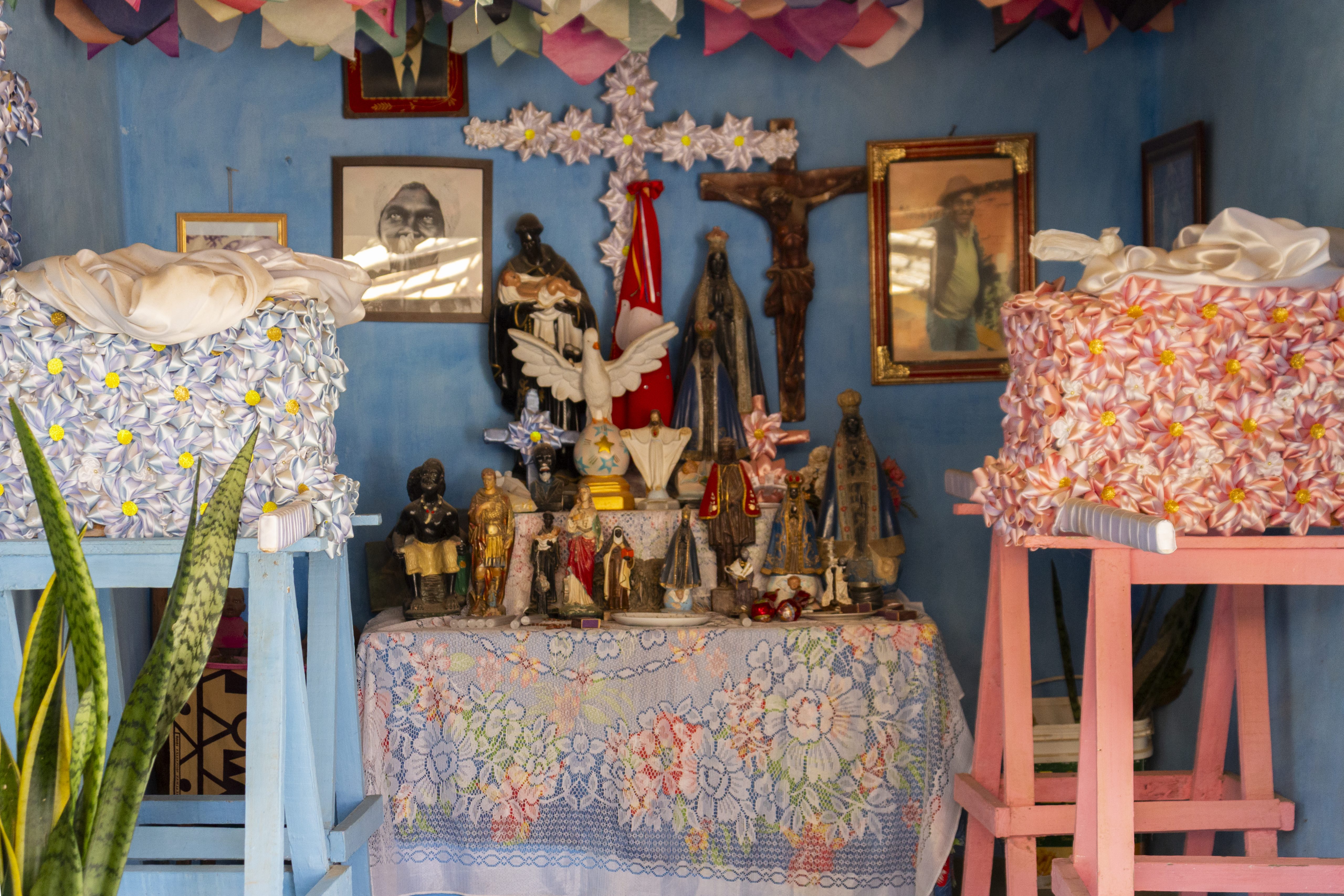 A capela como um dos marcos da história do Quilombo, com artigos religiosos e retratos.  (Foto: Mapy Barbosa)