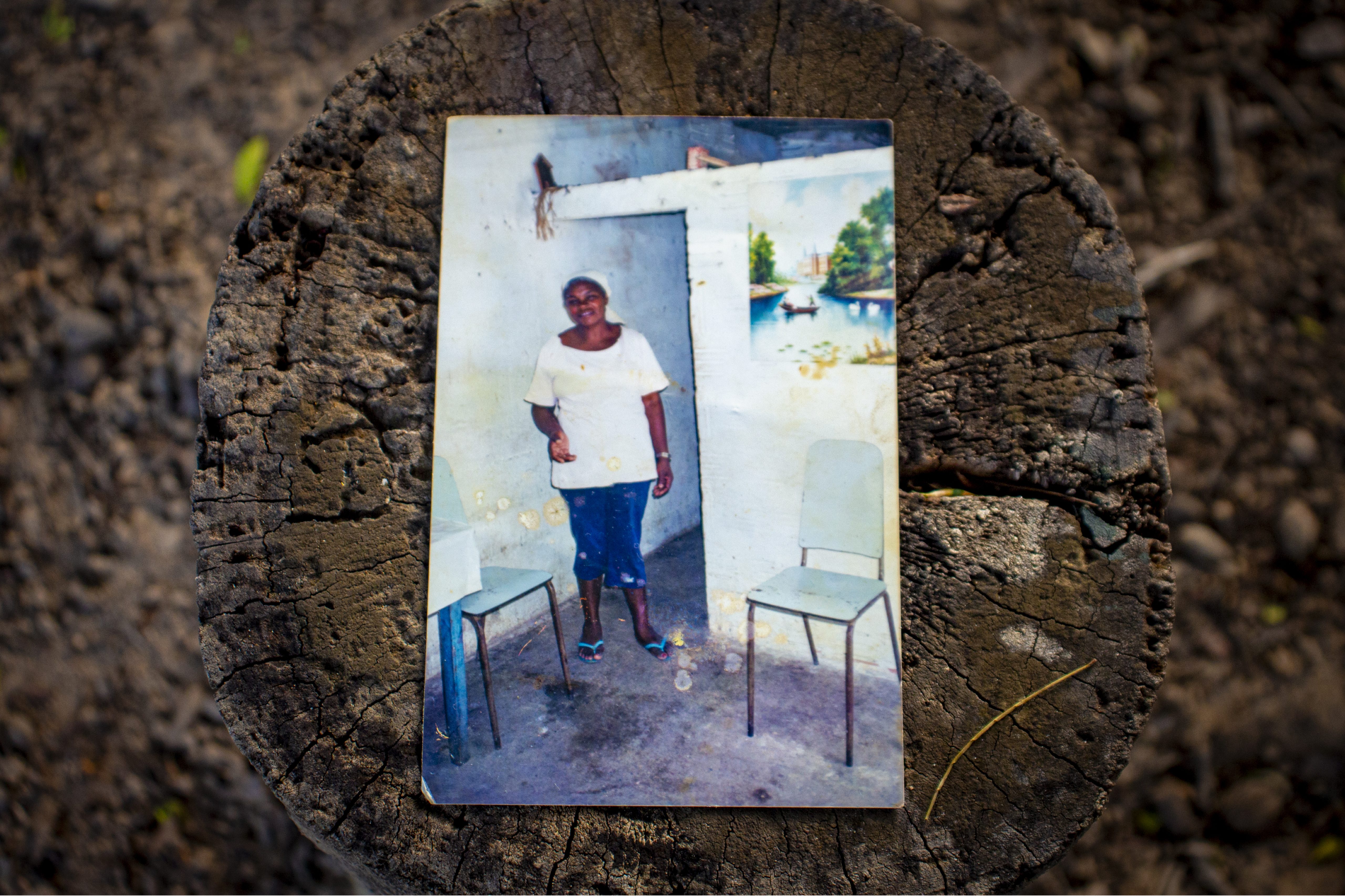 Foto do acervo pessoal das irmãs Luciana Rosa, Lucimara Rosa e Lucilene Rosa mostrando Dona Cida, a foto está no tronco de uma árvore.  (Foto: Mapy Barbosa)