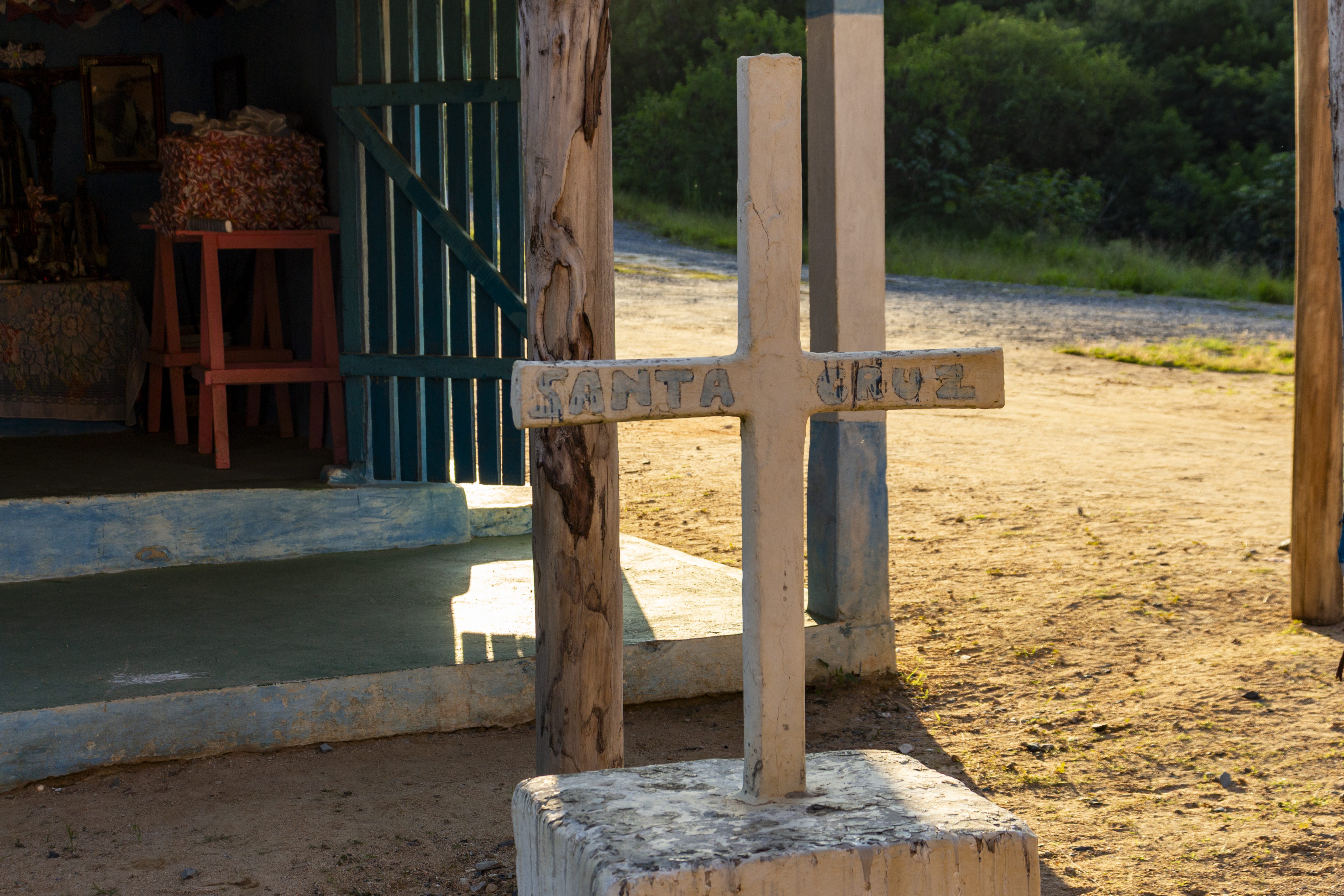 “Santa Cruz”. Local em frente à capela para as pessoas acenderem velas. (Foto: Camila Lima)